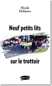Neuf petits lits sur le trottoir
